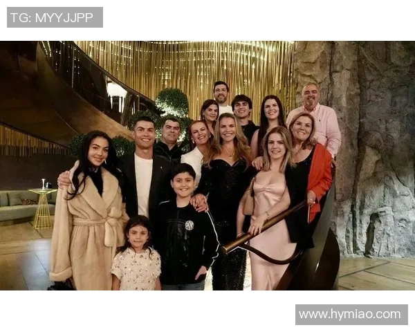 足球明星抱着奶嘴庆祝新生宝宝的喜悦与亲情时刻