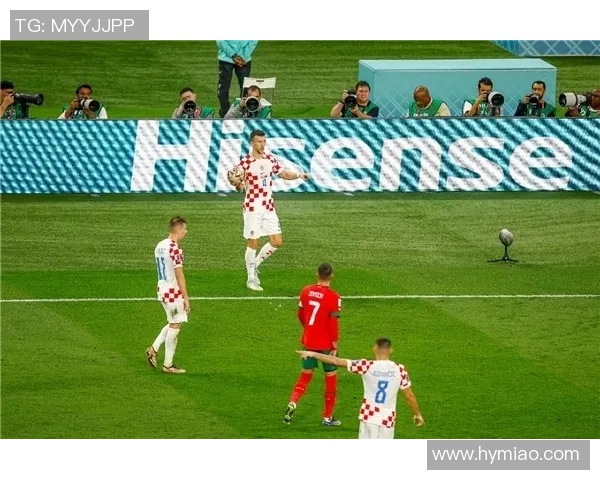 方格纸上的足球传奇：用方格画笔勾勒球星风采与比赛瞬间